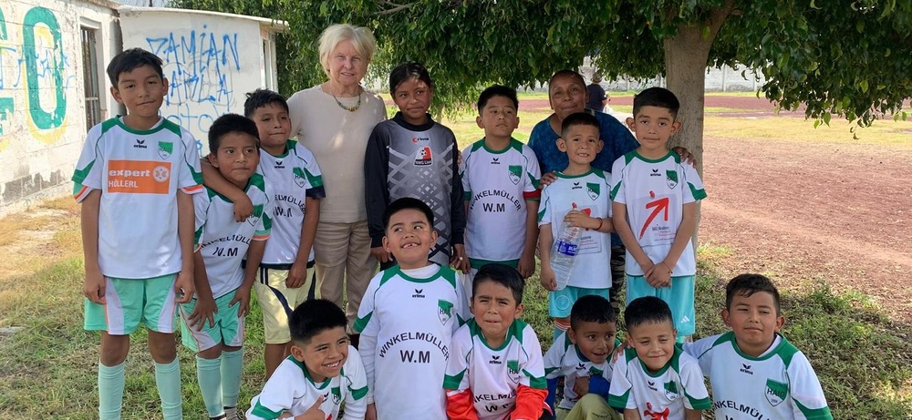 Leopoldine Ganser mit Kinder-Fußballteam in Mexiko / Privat Leopoldine Ganser mit Kinder-Fußballteam in Mexiko
