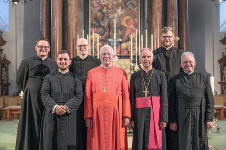 Die Neugeweihten (v. links) Andreas Holzner, Lorenz Goppert, Manuel Zehetner, Josef Straub, in der Mitte Erzbischof Lackner und Weihbischof Hansjörg Hofer.