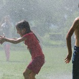 Bei Temperaturen über 30 Grad hat die Freiwillige Feuerwehr Feldkirch (OÖ) die Flüchtlinge im Lager Bergheim mit einer kalten Dusche überrascht.