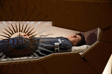 Der Leichnam von Carlo Acutis, 2006 an Leukämie verstorben, in der Kirche Santa Maria Maggiore in Assisi am 3. Oktober 2020.