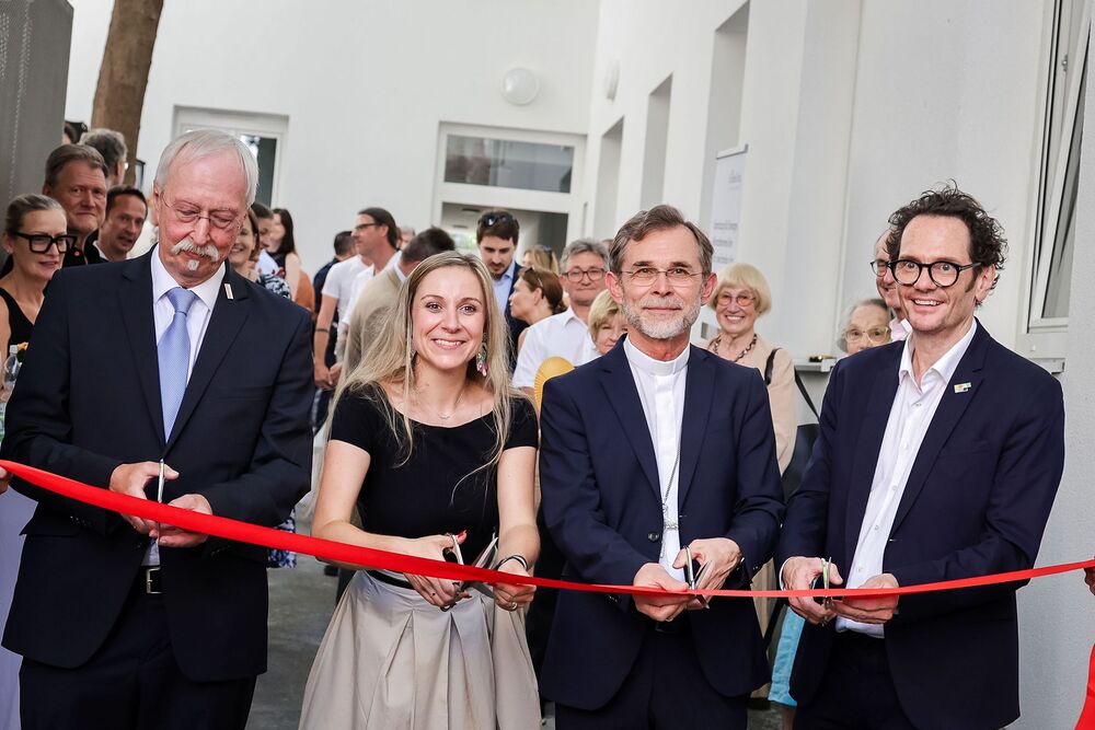 Mitte: Nicole Meissner (Elisabethstiftung), Erzbischof Josef Grünwidl