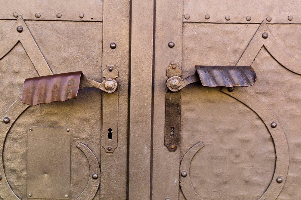 Hauseingang mit Haust?re / Erwin Wodicka Eine Haust?re als Eingang in ein Wohnhaus. Haustor mit T?rgriffen