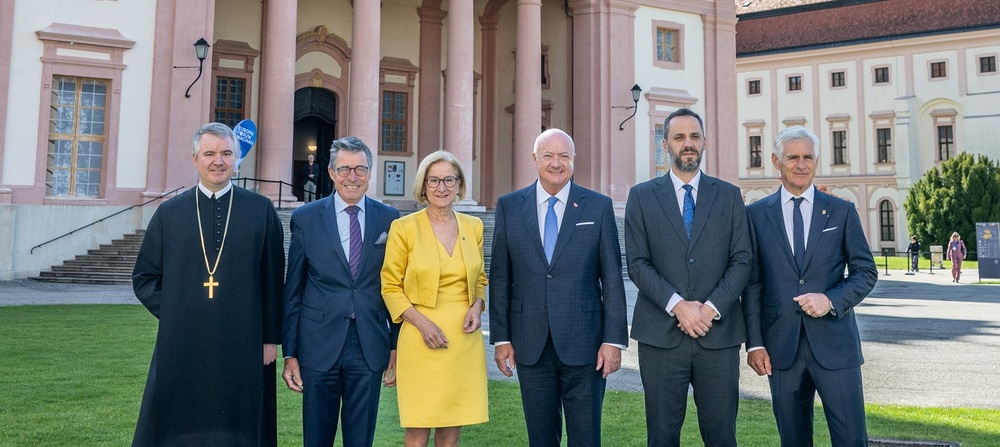 Europa-Forum Wachau 2026 / NLK KHITTL Abschluss am 22. Mai 2026 - v.l.: Abt Patrick Schröder, Anders Fogh Rasmussen, Landeshauptfrau Johanna Mikl-Leitner, Bundeskanzler Christian Stocker, der albanische Innenminister Besfort Lamallari und Europa Forum Wachau Präsident Michael Linhart