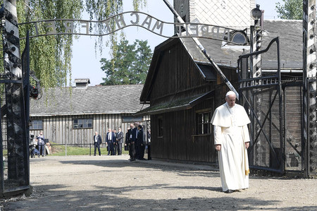 Papst Franziskus besucht am 29. Juli 2016 anlässlich des XXXI. Weltjugendtags das Konzentrationslager Auschwitz im polnischen Oswiecim. Er geht durch das Haupttor mit dem Schriftzug 'Arbeit macht frei'.