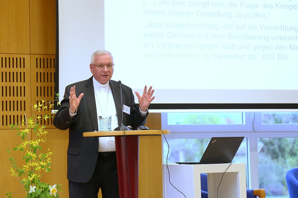 Militärbischof von Österreich bei Tagung der 'Kommission Weltreligionen' am 21./22. April 2026 über 'Religionen, Krieg und Frieden' im Salzburger Bildungshaus St. Virgil