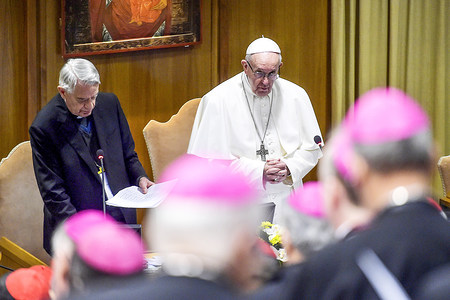 Federico Lombardi, Moderator des Anti-Missbrauchsgipfels, und Papst Franziskus stehen vor Bischöfen während der Eröffnung des Anti-Missbrauchsgipfels am 21. Februar 2019 im Vatikan.