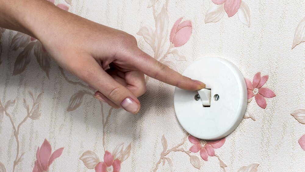 Hand mit Lichtschalter / Erwin Wodicka - wodicka@aon.at, Erwin Wodicka Eine Hand mit einem Lichtschalter. Licht wird ausgeschaltet.