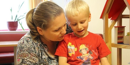 Mutter und Sohn lesen Buch