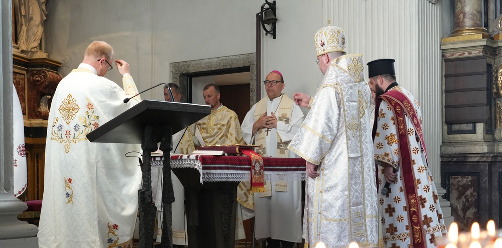 Ukrainer Gottesdienst Innsbruck Ryabukha Glettler / Cincelli/dibk Ukrainischer Bischof: 'Die Hoffnung kann man nicht zerstören'