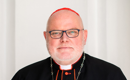 Der Erzbischof von Muenchen und Freising, Kardinal Reinhard Marx, posiert am Montag (13.07.2020) im Bischofshaus in Muenchen fuer ein Foto.