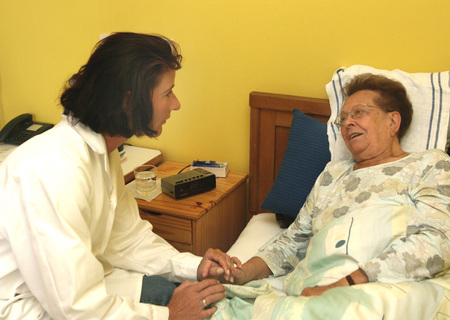 Seniorin mit Pflegerin (Model-Released) / bilderbox.com