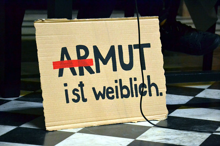 Schild 'Armut ist weiblich'