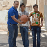 Turnlehrer Hashem mit Schützlingen,Caritas-Sommerschule in Zarqa   