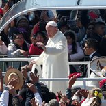Papst Franziskus grüßt die Menschenmenge auf dem Plaza de la Constitucion in Mexiko-Stadt am 13. Februar 2016.
