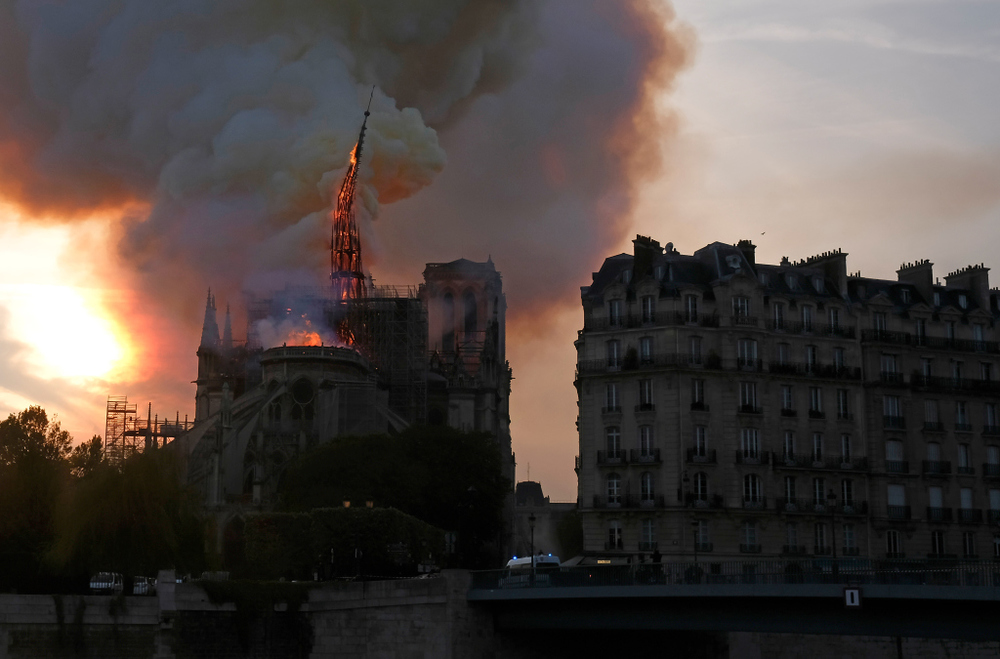 Fall des Spitzturms beim Brand der Kathedrale Notre-Dame in Paris am 15. April 2019.