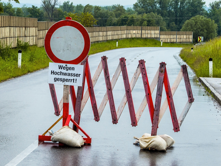 Hochwasser 2013 / Erwin Wodicka - wodicka@aon.at Hochwasser 2013. Österreich. Überflutungen und Überschwemmungen. Gesperrte Straße