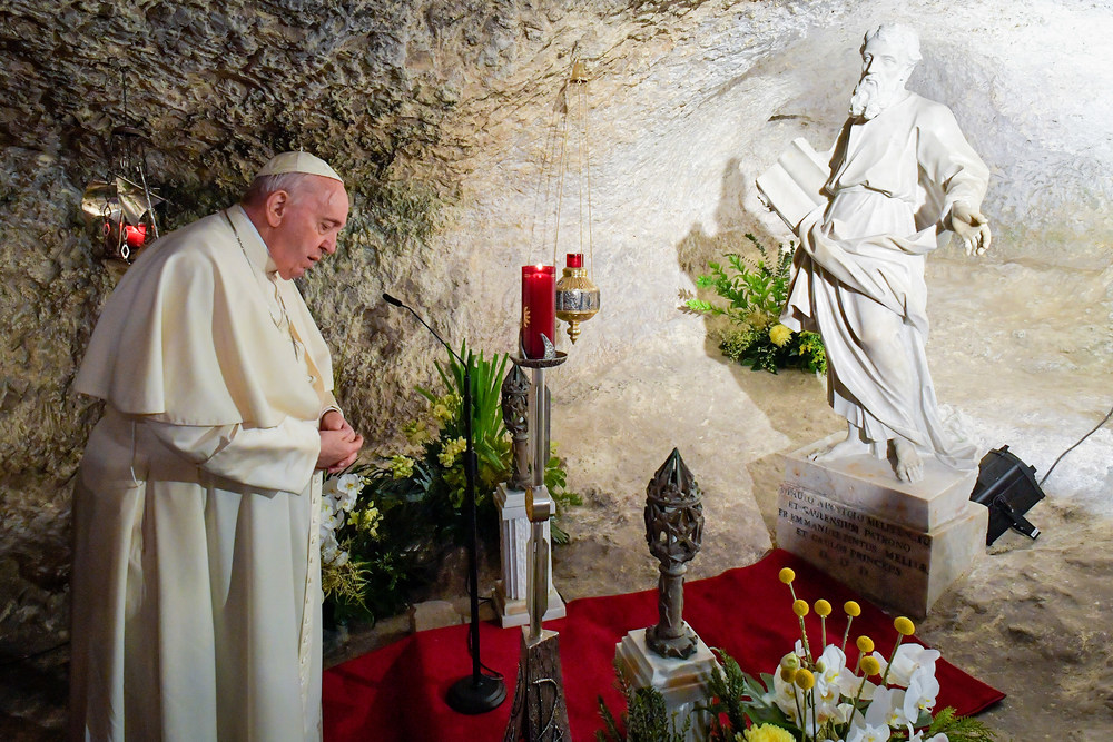 Papst Franziskus betet am 3. April 2022 in der Paulusgrotte in Rabat (Malta).