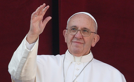 Papst Franziskus spendet Weihnachten den traditionellen Segen 'Urbi et orbi' (Der Stadt und dem Erdkreis) am 25. Dezember 2015 im Vatikan.