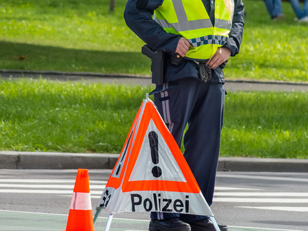 Eine Stra?e wird bei einem Einsatz der Polizei gesperrt.