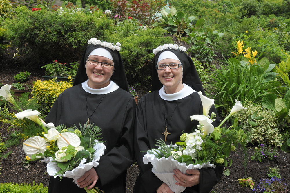 Erstprofess: Sr. M. Nathanaela Gmoser (re.), Sr. M. Faustine Malodobry