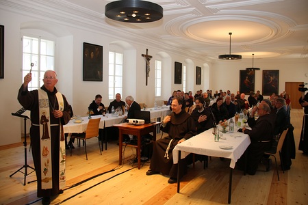 Erzbischof Franz Lackner segnet saniertes Franziskanerkloster in Salzburg