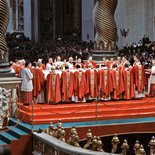 II. Vatikanisches KonzilIII. SitzungsperiodeDas Konzil spricht nicht nur theoretisch über die Liturgiereform, sondern setzt sie auch praktisch um. Dazu gehört die Konzelebration, die Meßfeier mehrerer Geistlicher an einem Altar.  Unser Bild: Papst 