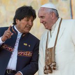 Papst Franziskus bei der Willkommenszeremonie  in La Paz mit dem bolivianischen Präsidenten Evo Morales am 8. Juli 2015.