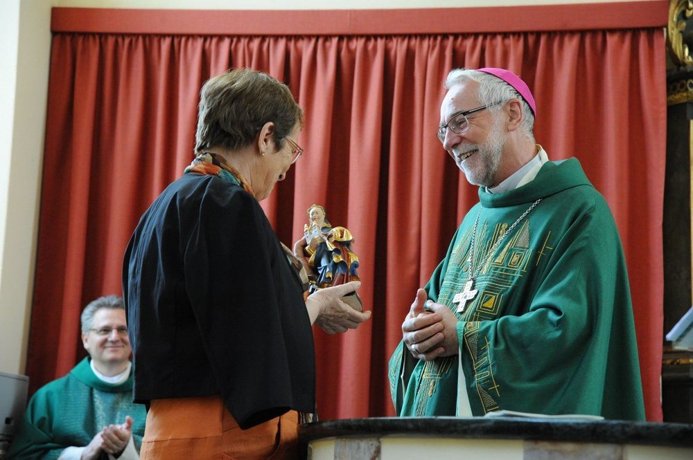 Bischof Marketz überreicht Anna Hennersperger zum Abschied eine Statue der hl. Hemma. / (© Foto: Diözesan-Pressestelle/Gotthardt)