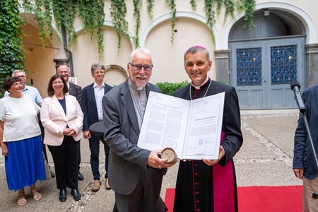 Bischof Marketz und Nedelja-Redaktion nehmen Auszeichnung von Bischof Saje entgegen