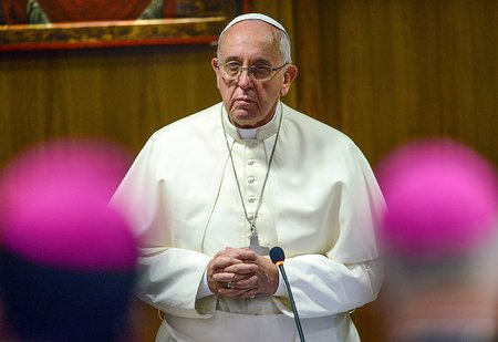Papst Franziskus eröffnet am 6. Oktober 2014 in der Synodenaula des Vatikan die Familiensynode, zu der Kardinäle und Bischöfe aus der ganzen Welt gekommen sind.