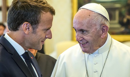 Emmanuel Macron, Staatspräsident von Frankreich (l.), spricht mit Papst Franziskus am 26. Juni 2018 im Vatikan.