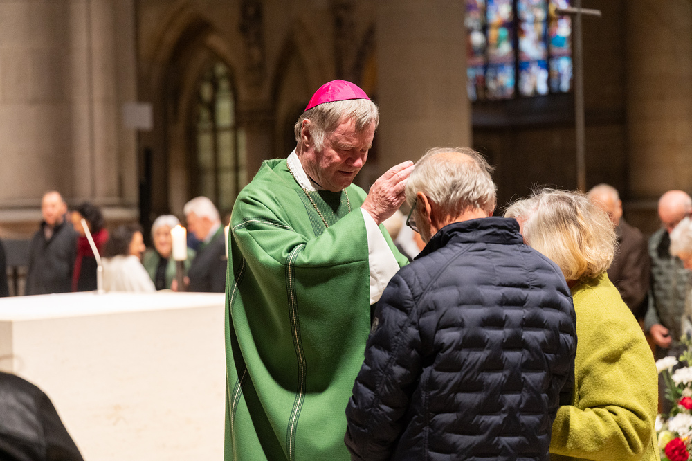 Manfred Scheuer segnet Paare; Gottesdienst für (Jubel-)Paare im Mariendom Linz / Diözese Linz / Thomas Markowetz Bischof Manfred Scheuer segnet die Jubelpaare