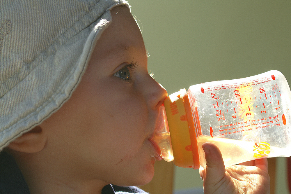 Kind mit Flasche [ (c) www.BilderBox.com, Erwin Wodicka, Siedlerzeile 3, A-4062 Thening, Tel. + 43 676 5103678.Verwendung nur gegen HONORAR, BELEG,URHEBERVERMERK und den AGBs auf bilderbox.com](in an im auf aus als and beim mit einer einem eines * & 