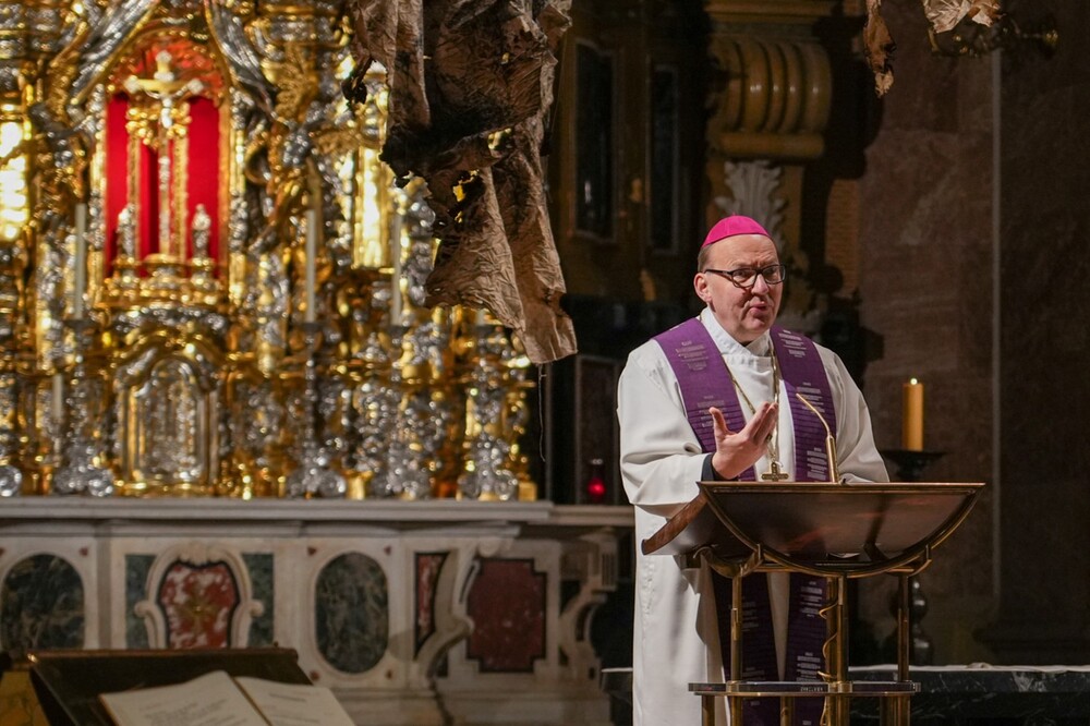 Friedensgebet im Innsbrucker Dom mit Bischof Glettler