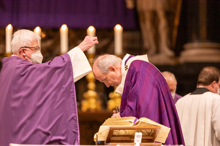 Aschenkreuz für Kardinal Schönborn