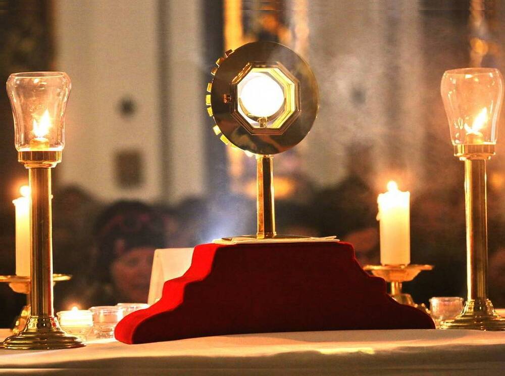 Monstranz mit dem Allerheiligsten / Stift Heiligenkreuz Weihbischof Hofer empfiehlt Anbetung als 'tiefste Form des Gebets'