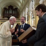 Papst Franziskus mit Eugenio Bernardini (m.) dem Moderator der Synode, und dem Waldenser Pfarrer Paul Ribet, von der Evangelischen Kirche von Turin, am 22. Juni 2015 bei der Waldenser-Gemeinschaft.