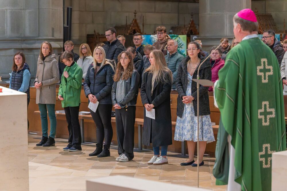 Manfred Scheuer sendete 15 Religionslehrer:innen,Sendungsfeier Religionslehrer:innen / Diözese Linz / Jack Haijes Im Religionsunterricht gehe es darum, auf Jesus zu verweisen und Menschen im Glauben anzustecken, so der Bischof.