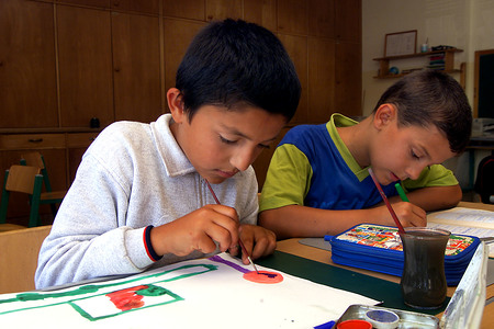 Schule,Schulwesen,Menschen,Personen,Klasse,Klassengemeinschaft,Bildung,Ausbildung,Lernen,Unterricht,Kameradschaft,Volksschuls,Grundschule,Schulklasse,Sch?ler,Schueler,Schuelerinnen,Sch?lerinnen,Mitarbeiten,Interessiert,Interesse,Kinder,Zeichnen,Malen