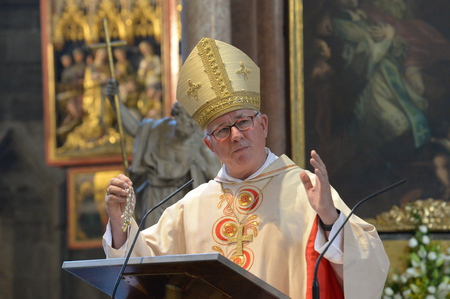 Maria Namen-Feier; Franz Lackner predigt und zeigt dabei einen Rosenkranz