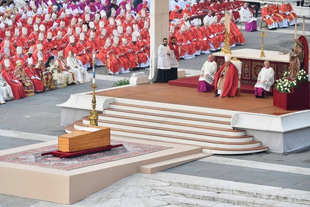 Totenmesse für Benedikt XVI. auf dem Petersplatz