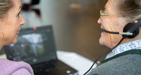 Seniorin mit Begleiterin vor dem Computer