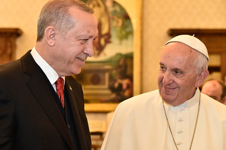 Recep Tayyip Erdogan, türkischer Staatspräsident, und Papst Franziskus, während einer Privataudienz im Vatikan am 5. Februar 2018.
