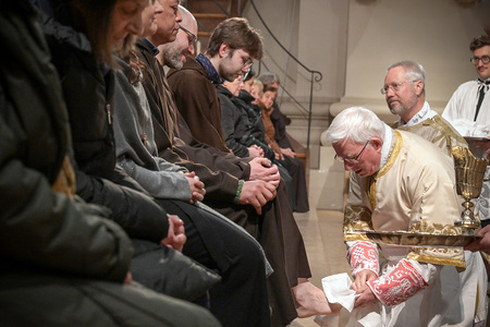 Erzbischof Lackner bei Fußwaschung am Gründonnerstag