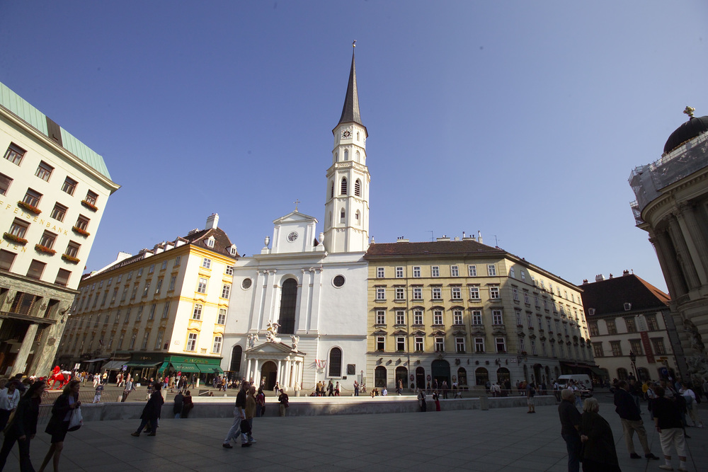 Michaelerkirche / Rupprecht@kathbild.at, Franz Josef Rupprecht Michaelerplatz mit Michaelerkirche Wien, 27.9.2003 ? Franz Josef Rupprecht; A-7123 M?nchhof; Bank: Raiffeisenbank M?nchhof (BLZ: 33054), Konto.-Nr.: 17.608