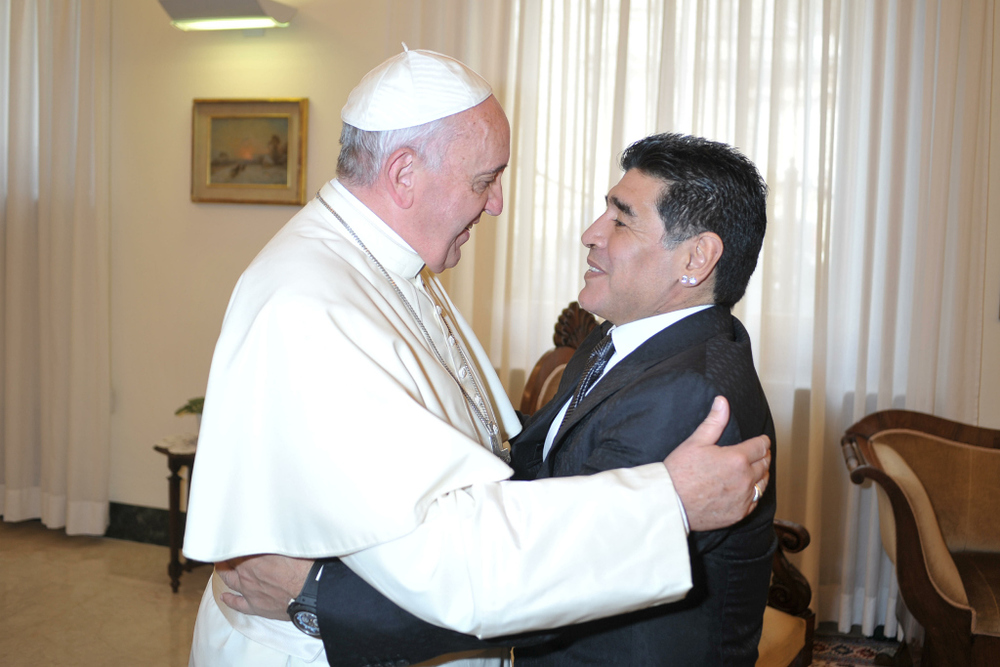 Papst Franziskus und Diego Maradona umarmen sich. Am 4. September 2014 hat der Papst die argentinische Fußball-Legende im Gästehaus Santa Marta im Vatikan empfangen.