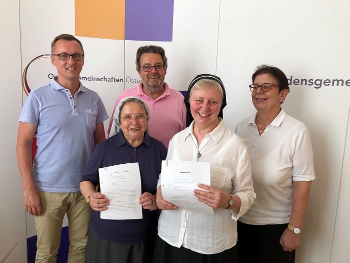Die Vertreterinnen der Kongregation der Schwerzhaften Mutter und Mitglieder des Vorstandes des IÖO beim Unterschreiben des Übergabevertrages / mschauer