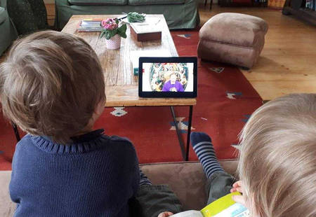 Kinder sehen Live-Übertragung eines Gottesdienstes