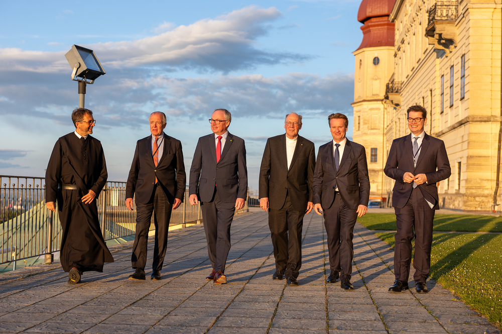 6. Kongress christlicher Führungskräfte 2024 / Christian Ender Furth, Österreich - 25.4.2024: (L-R) Prior P. Maximilian Krenn, Präsident des Forums christlicher Führungskräfte Veit Schmid-Schmidsfelden, LH- Stellvertreter Stephan Pernkopf, Bischof Alois Schwarz, Präsident der Industriellenvereinigung Georg Knil