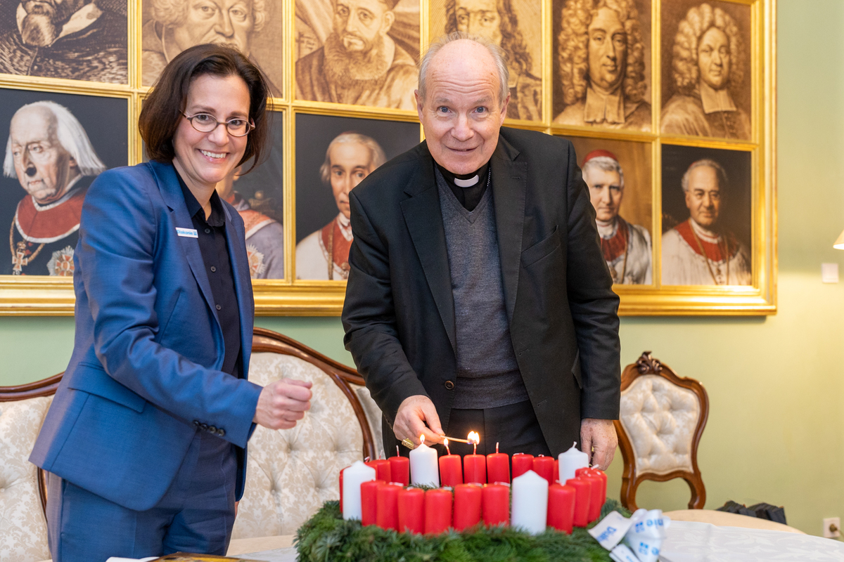 Diakonie-'Adventkranz der Hoffnung' für Kardinal Schönborn